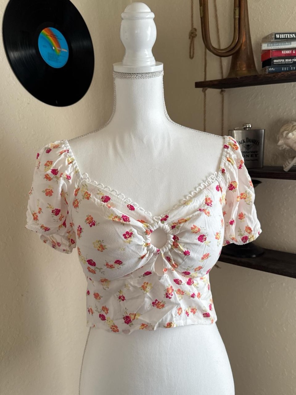 White Floral Ring-Front Puff Sleeve Crop Top